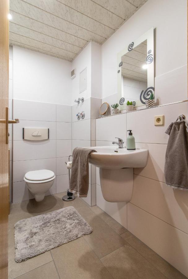 Modernes Apartment Im Gruenen I Balkon I Wlan I Stellplatz Schwarzenberg  Bagian luar foto