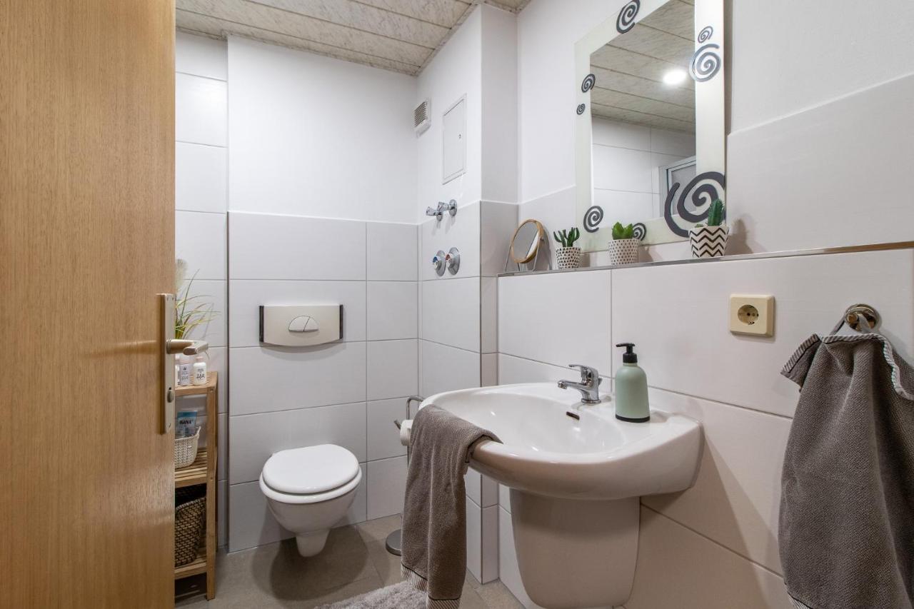 Modernes Apartment Im Gruenen I Balkon I Wlan I Stellplatz Schwarzenberg  Bagian luar foto